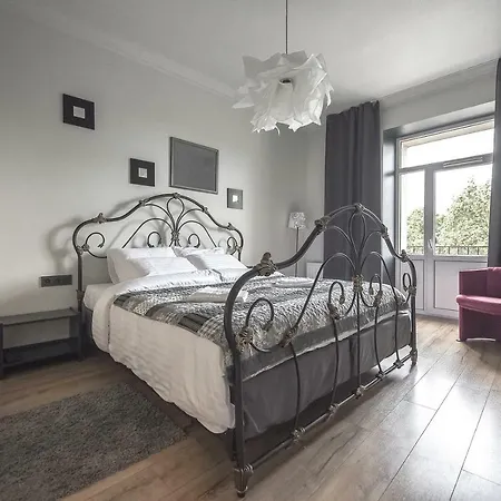 Queen! Size Bed